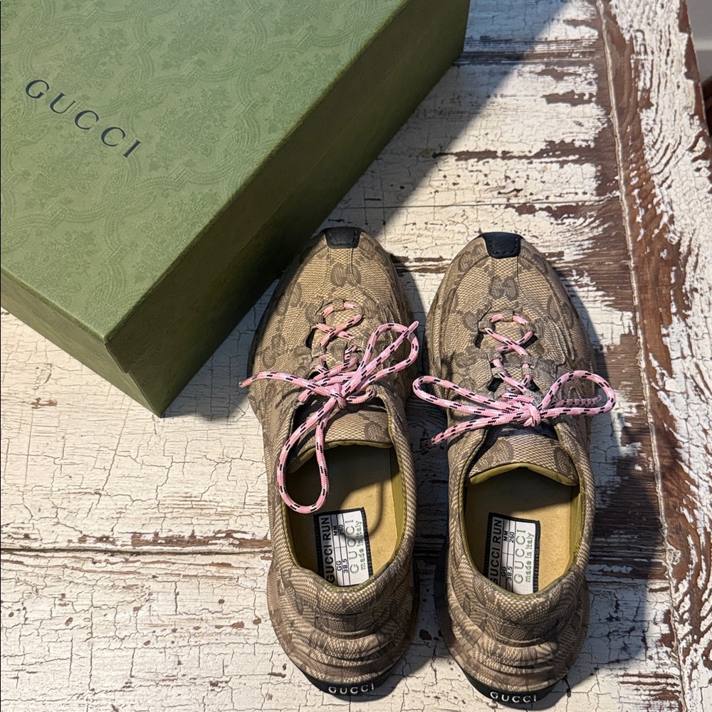 Gucci Run GG Ultralight Plume Beige Patterned Sneakers with Pink Laces size 8.5